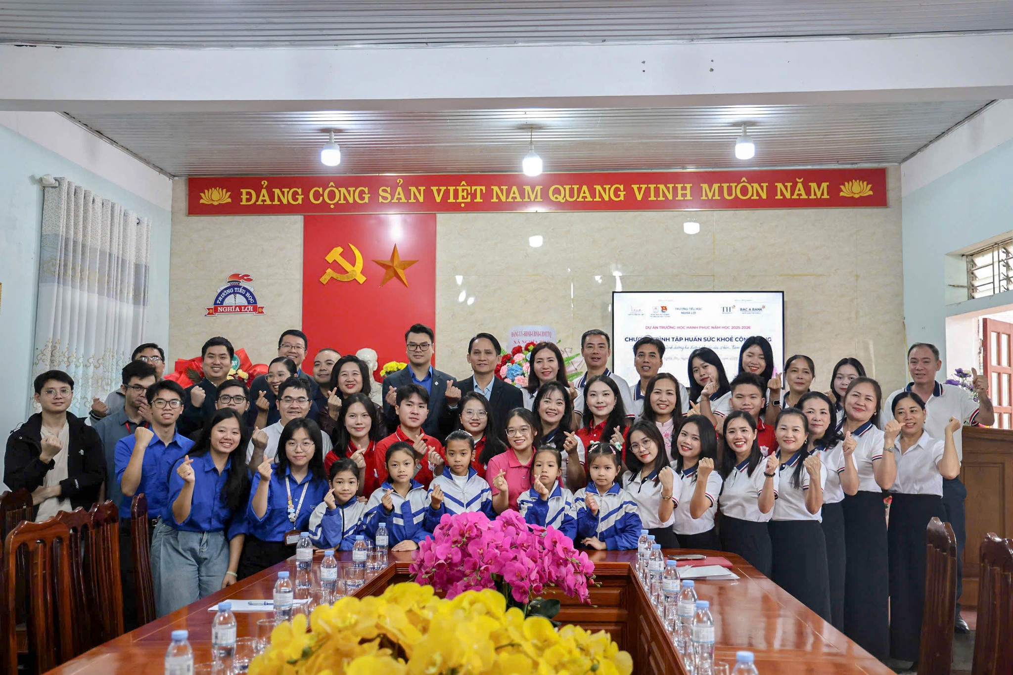 230 turns of teachers, parents and students participate in a community medicine training course organized by For Vietnamese Stature Foundation